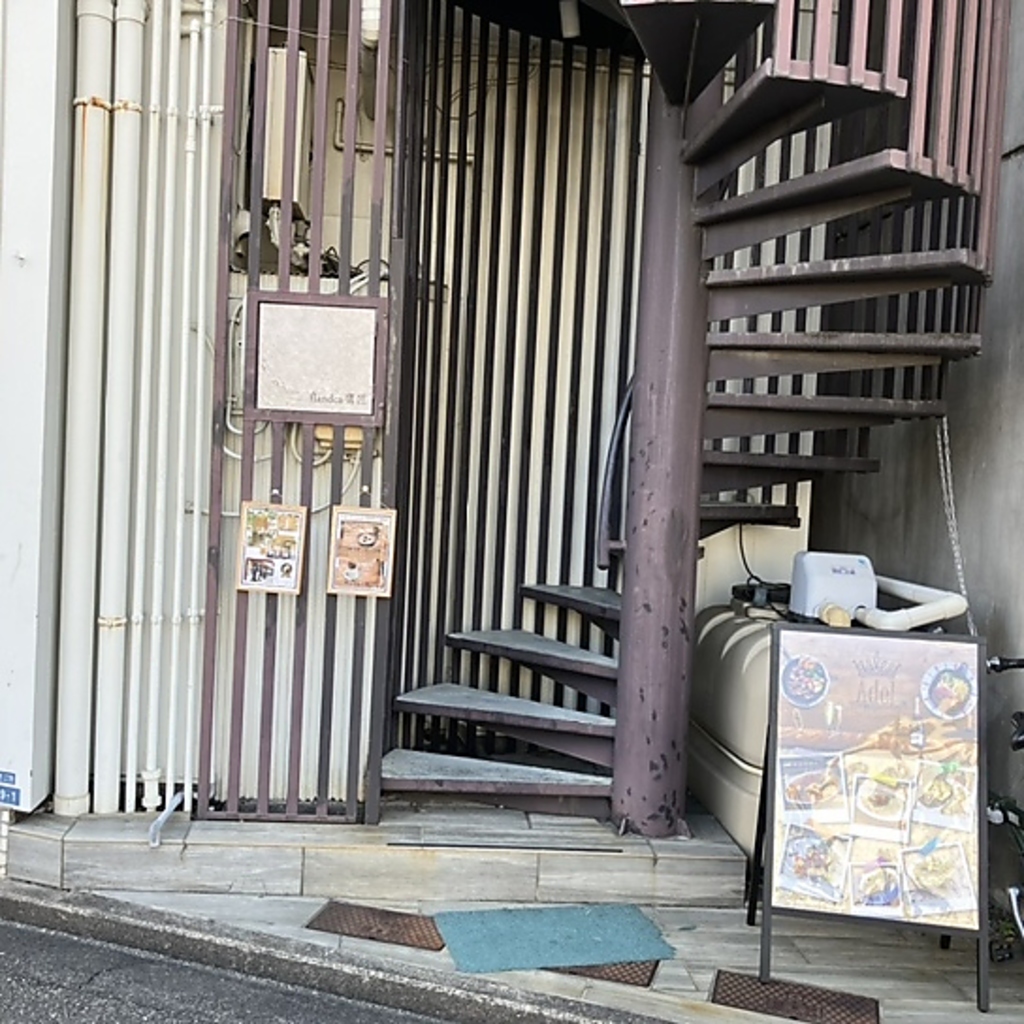 【当店入り口】店舗は2Fです♪足元にお気をつけておこしくださいね！