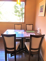 4人のテーブル席です！大小さまざまなお集まりにご利用いただけます！