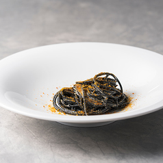 イカ墨を練りこんだイカ墨のパスタ　カラスミクリーム