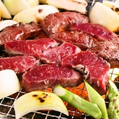 当店では、臭みがほとんどなく、大変肉厚で、柔らかいジンギスカンを使用しております。また、炭火で焼き上げるので、ジンギスカンをジューシーに焼き上げることが可能です。レアでも食べれるジンギスカンで「レアラムステーキユッケ」などもご用意しております。