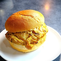 自家製スパイスとホットソースが踊る、ケバブ料理