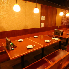 【新館テーブル席】2～6名様の少人数から団体様まで対応可能なテーブル席もご用意。宴会や打ち上げなど複数テーブルを使ってのご利用も相談ＯＫ！お気軽にお申し付けください♪
