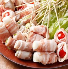 《豚バラfeat..野菜焼き》豚バラと野菜焼きでお洒落に野菜巻き◎アルプスのピンク岩塩で食べるのがおすすめの写真