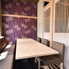 ご接待、ご会食、お顔合わせ、記念日、お祝いなど様々なシーンで使いやすい6名様用の個室もご用意しております。洗練された空間の中で、自慢の創作和食や地酒をお楽しみいただけます。