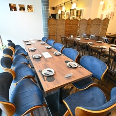 こだわりのテーブル&椅子♪　２～３時間のですがお客様にとっては大事な時間。居心地の様空間を作りたく椅子・テーブルは拘っています。「座りずらいのでは？」という見た目ですが安心してください！席に座れば心地よい＋気持ちも上がります！席はなるべくゆったり座るように組み立てることも可能です。