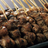 【秘伝のタレで味わう焼鳥】長年愛され続ける秘伝のタレは、炭火の香ばしさと肉の旨みを引き立てる絶妙な味わい。じっくり焼き上げ、タレを絡めることで生まれるコクと照りは、一度食べたらやみつきになる自慢の逸品です。