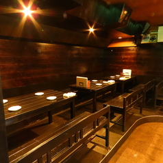 【少人数でも安心◎】1テーブルで2～4名様まで利用可能なテーブル席は、デートや少人数でのご利用にオススメです！落ち着いた店内で美味しい料理を食べながら特別なひとときをお過ごしください。