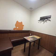 少し広めの5名様用ルームは、当店で最も多い9部屋をご用意しております。ご家族でのご利用や、女子会、合コンなど、様々なシーンに柔軟に対応できる人気のお部屋です。周辺の三条駅からも近くアクセス抜群!小腹が空いたら、ボリューム満点の「まねきのZ飯」や豊富なフードメニューもぜひお試しください。