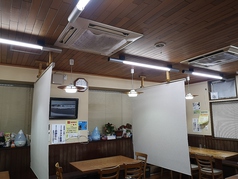 テーブル席を減らし、スクリーンで仕切っております