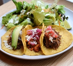 3種類のお肉にサラダとメキシカンライス付き