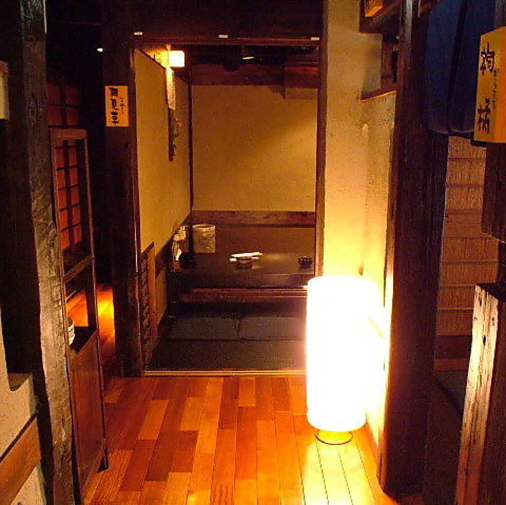 しっとりと愉しみたいときは2階の個室がおすすめ。和情緒溢れる雰囲気でゆったりできます。