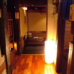 しっとりと愉しみたいときは2階の個室がおすすめ。和情緒溢れる雰囲気でゆったりできます。