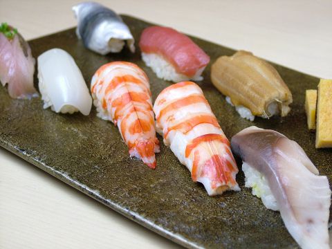 江戸前寿司のおまかせコースをご堪能下さい。
