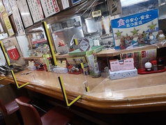 カウンター席を減らし、パーティションで仕切っております