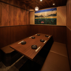 多数の個室をご用意する当店。接待や会食、記念日のお食事など少人数利用に最適な4名様個室。ご友人とのお食事や女子会に最適な5名様、6名様個室。店内の内装は和の空間を肌で感じることができる情緒溢れる空間です。仲間内の飲み会やお仕事の打ち上げなどにご利用いただける15名様個室もございます♪