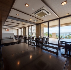 刻一刻と表情を変える石垣島の空と海。窓際のテーブル席は、沈みゆく夕陽が水平線を黄金色に染める様子を眺められる特等席です。潮騒を感じながら、茜色のパノラマと共に味わう極上のしゃぶしゃぶは格別。自然が織りなす極上の演出とともに、五感を満たす贅沢なひとときをゆっくりとお過ごしください。