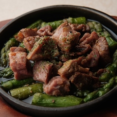 牛肉とアスパラの旨アヒージョ