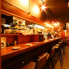 【お一人様大歓迎】気軽に立ち寄れるカウンター席もございます。お一人様での利用はもちろん、デートや友人との利用にもぴったりです！仕事帰りや、空き時間にお立ち寄りください。