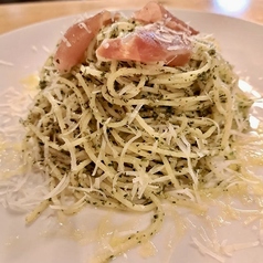 バジルジェノベーゼとハモンセラーノ生ハムのパスタ