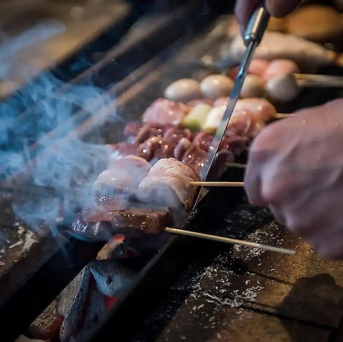 炭火焼と鶏料理が自慢の炭火居酒屋！ 名物の極厚牛タンや激レアの白レバを堪能