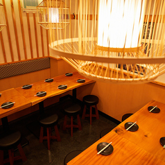 《最大100名様》各種宴会、貸切営業承ります。最大100名様までの大規模なご宴会や、店舗全体の貸切営業も承っております。 企業様の忘年会や決起会、同窓会など、皆様が一堂に会するお集まりに最適です。 ご予算やレイアウトなども柔軟にご相談に応じますので、お気軽にお問い合わせください。