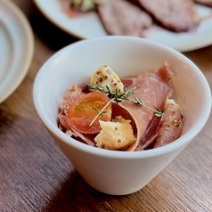 生ハムとモッツァレラチーズ