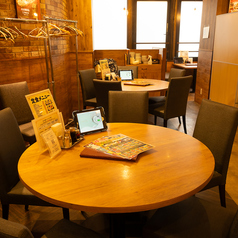 4名様でゆっくりおくつろぎ頂けるテーブル席!!ソファー席もご用意しています♪