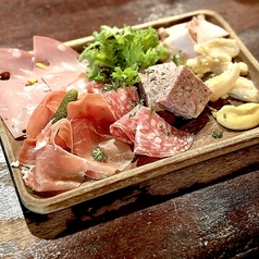 お肉屋さんの前菜盛り合わせ(2名様盛り)