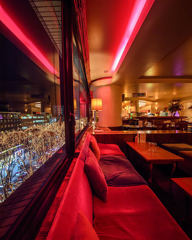 定禅寺を見おろす窓際席は、カップルにもグループにも人気。夜景を見ながらイタリアンをどうぞ