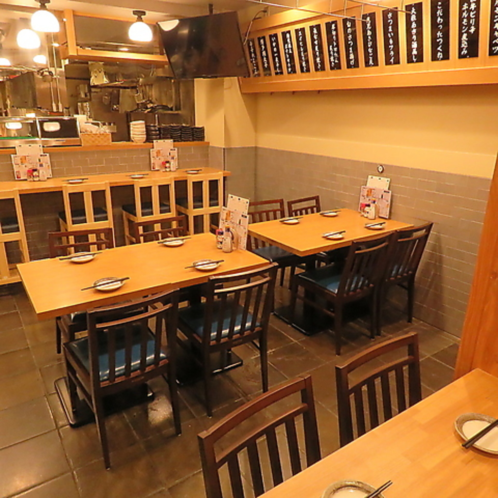 店内は清潔感のある暖かみのある空間