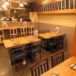 店内は清潔感のある暖かみのある空間