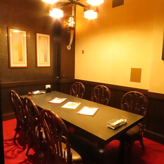 自然光が差し込む明るい空間に広々としたテーブル席をご用意。約100席ございますので小～大人数まで臨機応変に対応可能です。木の温もりを感じる温かな雰囲気のテーブル席で、美味しい食事とドリンクを楽しみながらどうぞごゆっくりお過ごしください。