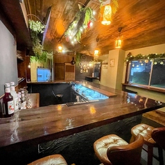 一番奥のカウンター席から出入り口の方を見渡す