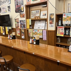 お一人様でもふらっと立ち寄りやすいカウンター席をご用意しています。仕事帰りのサク飲みや、親しい方とのサシ飲みにもぴったりな特等席です。調理の気配を感じながら、自分だけの時間をゆったりとお楽しみください♪