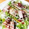 料理メニュー写真&nbsp;藁焼きベーコンと季節の彩り野菜のシーザーサラダ