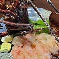 店内の生簀から提供する鮮度にこだわった海の幸をご提供