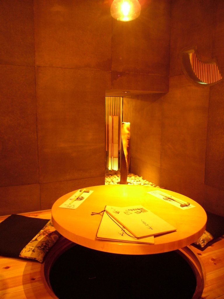 【連】2～3名様用の円卓個室は雰囲気抜群。デートや語らいの席にお薦めです。