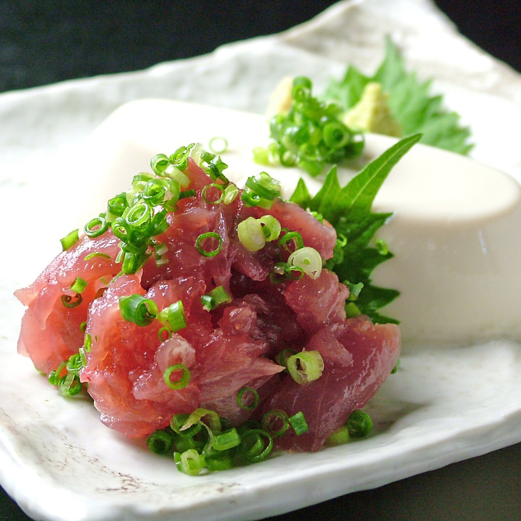 かつお豆腐!!たたいたかつおを豆腐に乗せて、醤油をちょっとかけて召し上がれ!!