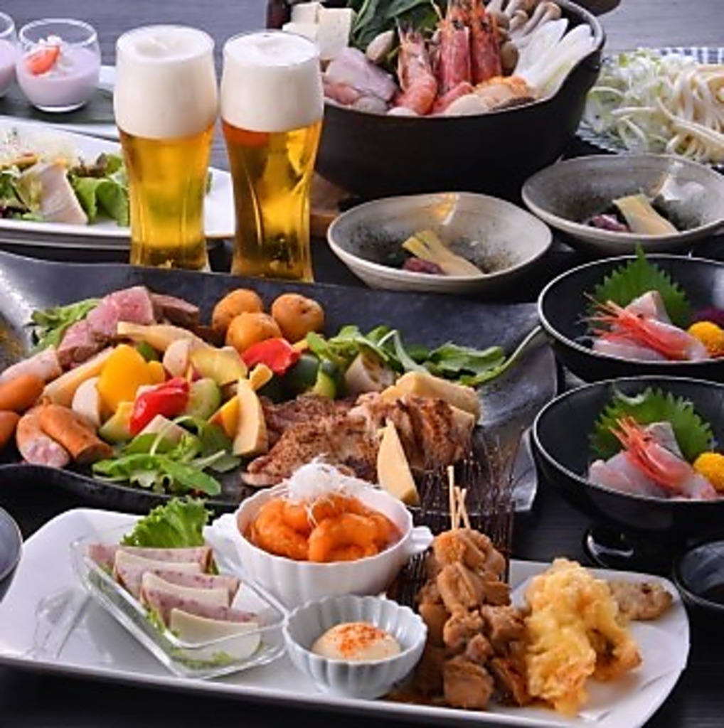 腕の良い職人たちが織りなす、厳選した旬食材を使用した、彩り豊かな会席料理をお楽しみください。