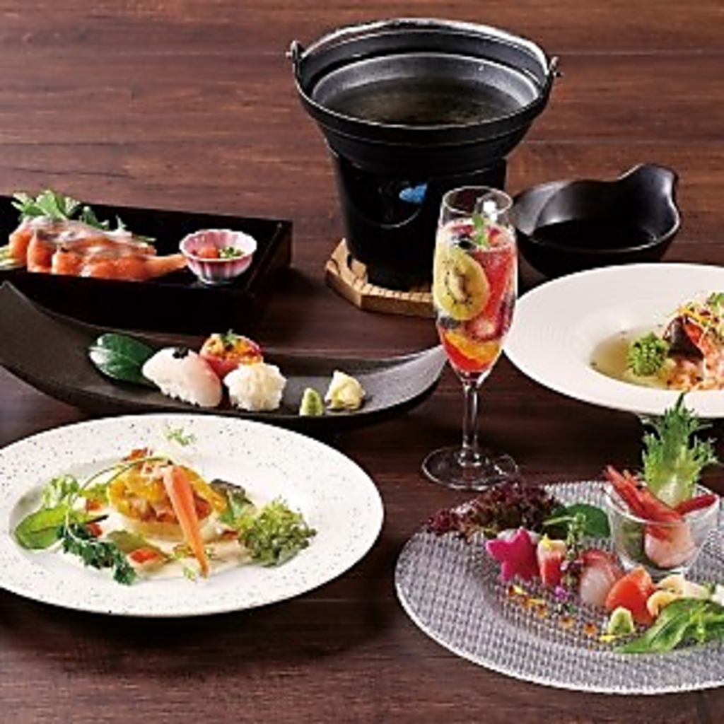 毎月変わる季節の食材をふんだんに使った会席料理で、その時期にしか味わえない味覚をお届けします。