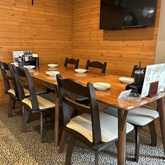 アットホームな雰囲気は居心地抜群♪広々としたテーブル席で、友人や仲間と楽しいひとときをお過ごしいただけます♪新鮮な食材を使用したお料理とお酒で、心温まるお食事をお楽しみください☆