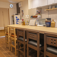 木のぬくもりを大切にした落ち着いたデザインの店内♪