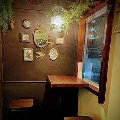 テーブル席2席。鳥籠のライトが可愛い映えスポット。