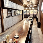 長机が並んだスタイルのお席で隣り合って座れカップルにもオススメ♪ご夫婦でのお食事にもピッタリ！