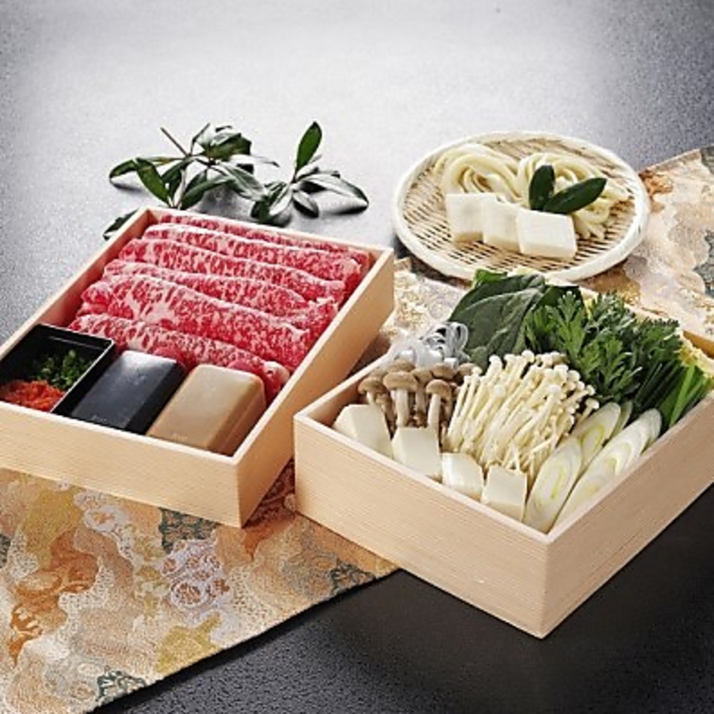 綺麗なサシ入りの良質なお肉をしゃぶしゃぶやすき焼きで！お持ち帰りでおうちでも楽しめます♪