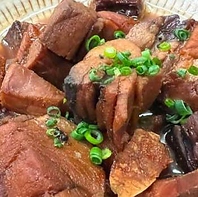 タレでじっくり仕上げた煮物や素材を活かした一品料理