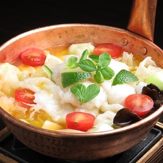 白身魚、トマト、タケノコ、チンゲン菜の酸味煮込み