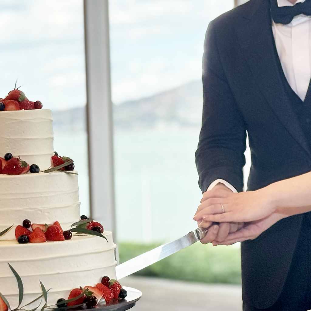 パティシエ特製ウエディングケーキでケーキカット出来ます！