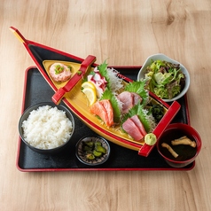 限定10食の特上海鮮丼も!贅沢魚ランチ