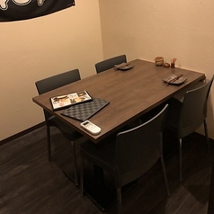 ゆったりとしたテーブル個室で、心地よいひとときをお過ごしください。友人や家族との会話を楽しむのにぴったりな空間です！美味しい料理とともに、思い出に残る楽しい時間をお過ごしください♪